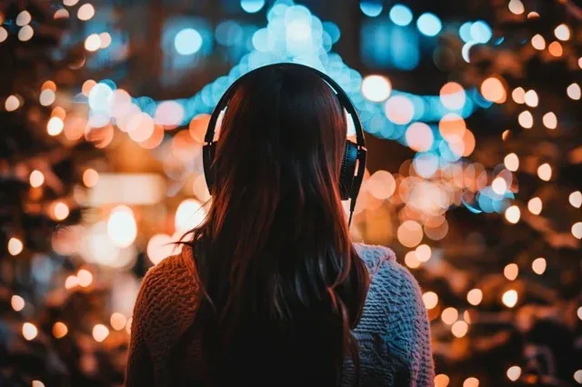 Gece Dinlenen Şarkılar Neden Daha Duygusal?